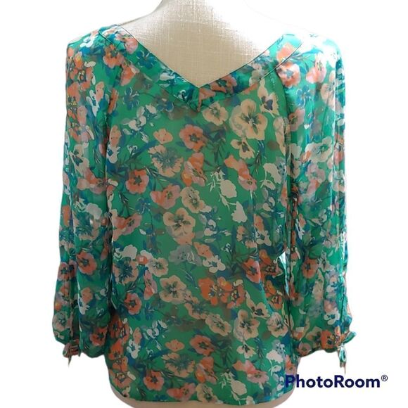 Lauren Conrad green floral quarter sleeves sheer flowy pleated v-neck top - Picture 4 of 7